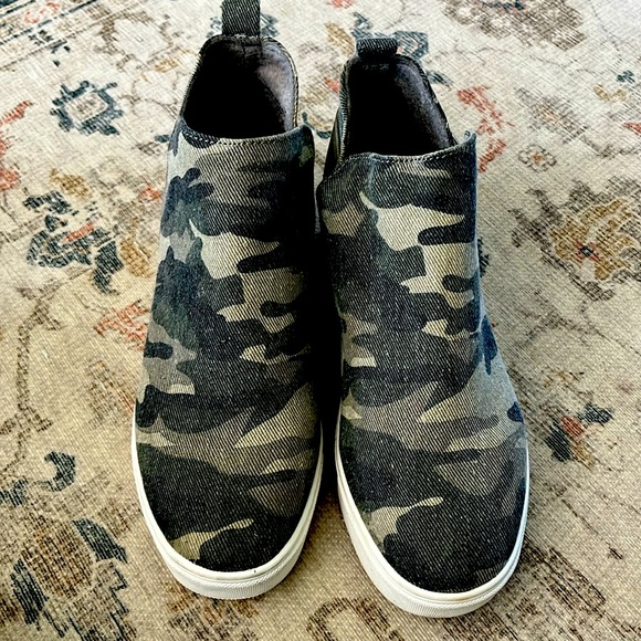 Size 6.5 Soda High Sole Shoes - Picture 1 of 6